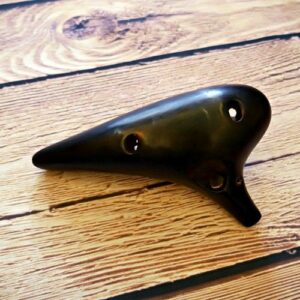 Alternative view of 禾豐窯 12孔陶笛 燻燒 低音C（BC）